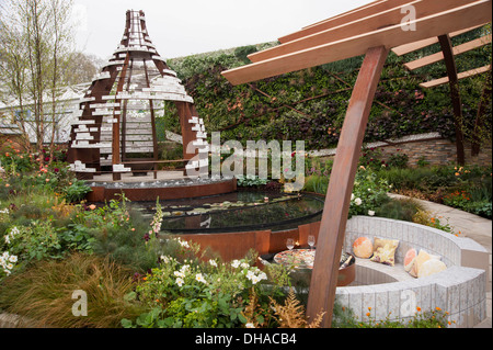 Chelsea Flower Show 2013 Stoke-on-Trent Geschichte der Transformation Designer Stoke-on-Trent Rat Landschaftsgärtner. Silber-Flora Stockfoto