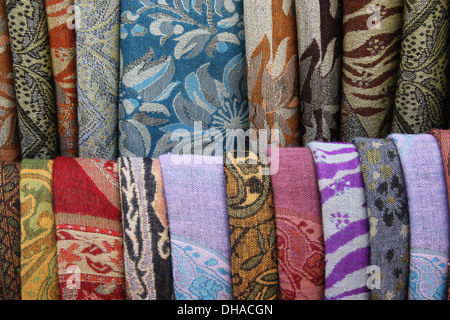 Schals für den Verkauf auf einen Stall in Istanbul Türkei Stockfoto