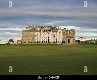 The18th Loch auf dem Old Course in St Andrews mit dem Royal & Ancient Golf Club hinter Stockfoto