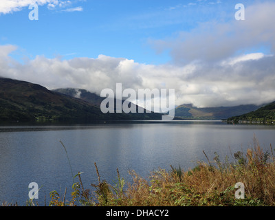 Loch Earn in Perthshire, Schottland mit Blick auf Lochearnhead vom St. Fillans Ende des Sees. Stockfoto