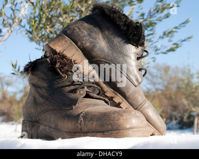 alte Frau Schuhe auf dem Schnee Stockfoto