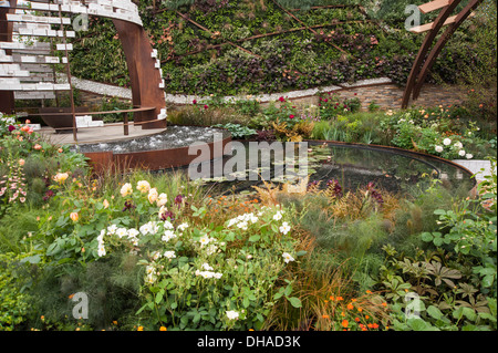 Chelsea Flower Show 2013 Stoke-on-Trent Geschichte der Transformation Designer Stoke-on-Trent Rat Landschaftsgärtner. Silber-Flora Stockfoto