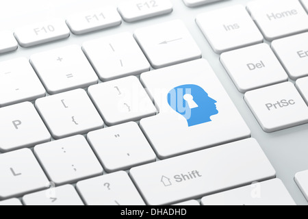 Schutzkonzept: Kopf mit Schlüsselloch auf Computer-Tastatur Stockfoto