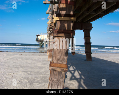 Beine von einer alten Holzmole in Daytona Beach Shores Florida Stockfoto