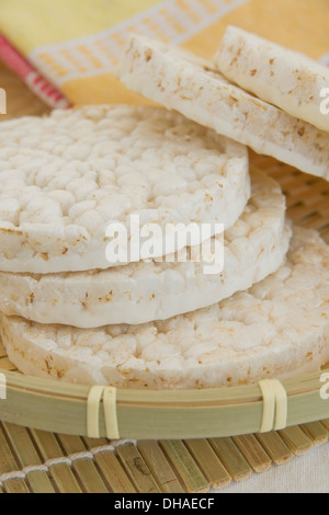 Aufgeblasen Reiskuchen in einem Bambus-Teller Stockfoto