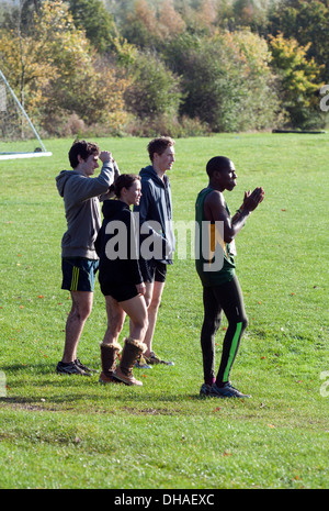 Studierende, die Unterstützung bei Brose Cross Country Relais an der Universität Warwick, UK Stockfoto