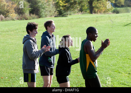 Schüler klatschten bei Brose Cross Country Relais an der Universität Warwick, UK Stockfoto