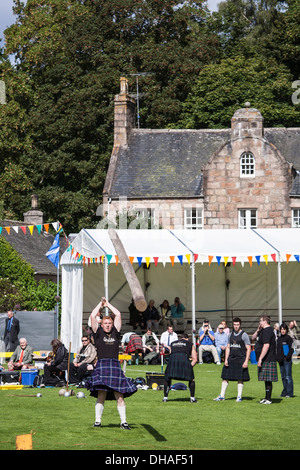 Caber tossing bei den Lonach Highland Games in Aberdeenshire, Schottland Stockfoto