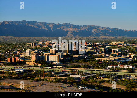 Tucson, Arizona, USA, mit den Santa Catalina Mountains im Coronado National Forest, Sonora-Wüste. Stockfoto