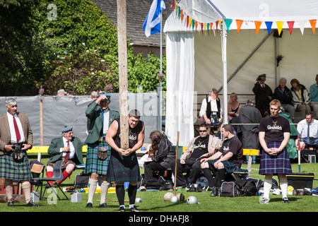 Caber tossing bei den Lonach Highland Games in Aberdeenshire, Schottland Stockfoto