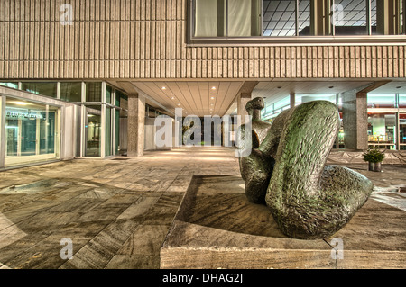 Kunstmuseum-Skulptur in Zürich bei Nacht. Schweiz. Stockfoto
