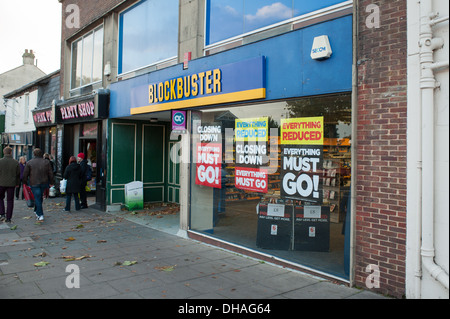 Videoverleih, Blockbuster. Schließen von Schildern im Fenster eines Blockbuster-Geschäfts in Chichester, West Sussex, Großbritannien. Stockfoto