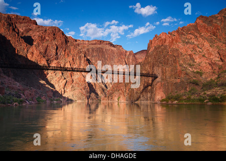 Tunnel und schwarze Brücke über den Colorado River sind Bestandteil der South Kaibab Trail, Grand Canyon Nationalpark in Arizona. Stockfoto