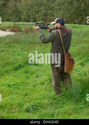 Junger Mann schießen, Bude, Cornwall, UK Stockfoto
