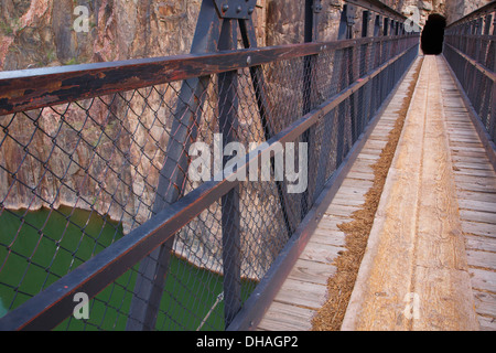 Tunnel und schwarze Brücke über den Colorado River sind Bestandteil der South Kaibab Trail, Grand Canyon Nationalpark in Arizona. Stockfoto