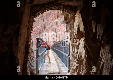 Tunnel und schwarze Brücke über den Colorado River sind Bestandteil der South Kaibab Trail, Grand Canyon Nationalpark in Arizona. Stockfoto