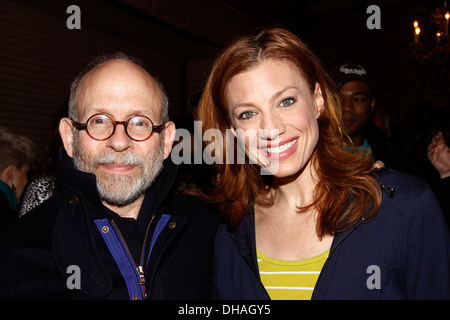 Bob Balaban und Jessica Phillips Backstage am Broadway musical "Leap Of Faith" am St. James Theatre New York City USA – 12.04.12 Stockfoto