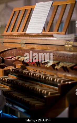 Klassische Orgel-Tastatur und Tasten sich ändernde instrument Stockfoto