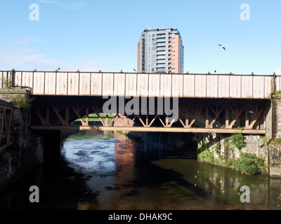 Eisenbahn Brücke über Fluß Irwell in der Nähe von Victoria Station in Manchester UK Stockfoto