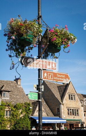 Touristische Informationen Wegweiser mit Blumen Bourton an der Wasser-England Stockfoto