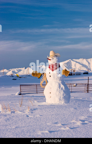 Schneemann verkleidet als Cowboy einen Cowboy-Hut Up rotes Halstuch Arbeitshandschuhe und Seil stehend In einem Feld; Palmer Alaska Usa Stockfoto