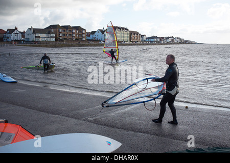 Menschen, die an einem sehr kalten stürmischen Tag am See Marine West Kirby auf der Wirral Windsurfen Stockfoto