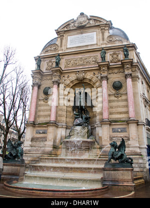 Der Fontaine Saint-Michel in der Place Saint-Michel, Paris. Frankreich. Stockfoto