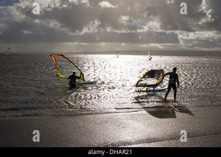 Menschen, die an einem sehr kalten stürmischen Tag am See Marine West Kirby auf der Wirral Windsurfen Stockfoto