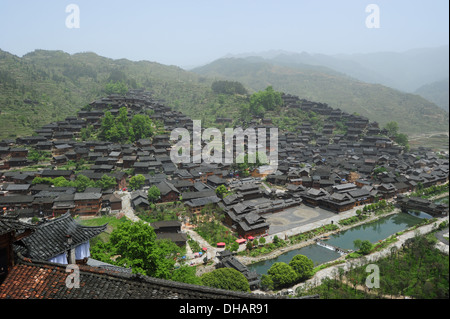 Die Miao ethnische Minderheit Chinas, hat ihren Wohnsitz auf der Piste am Hang und mit schwarzem Dach und braune Wände gebaut. Stockfoto