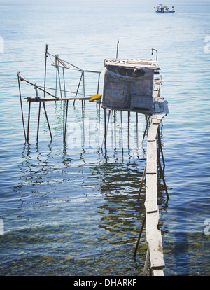 Fischers Jetty und Fischerboot am Ufer des Marmara Meeres, in der Nähe von Sarkoy; Provinz Tekirdağ, Türkei Stockfoto