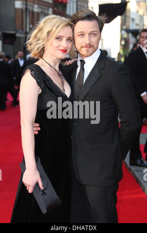 James McAvoy mit seiner Frau Anne-Marie Duff Olivier Awards 2012 statt am Royal Opera House - Ankünfte London England - 15.04.12 Stockfoto