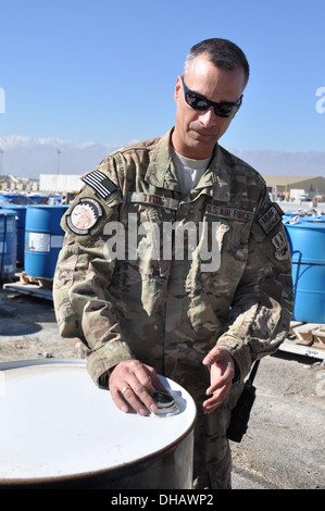 Master Sgt. Paul Titus, 455. Expeditionary Aircraft Maintenance Squadron Produktion Superintendent, gebürtig aus Denver, Colorado, Stockfoto