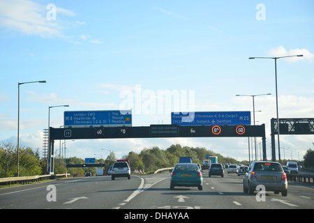 M4 Junction auf M25 Autobahn, Surrey, England, Vereinigtes Königreich Stockfoto