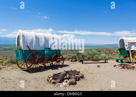 Planwagen am Wagen Feldlager, nationalen historischen Oregon Trail Interpretive Center, Bäcker, Oregon, USA Stockfoto