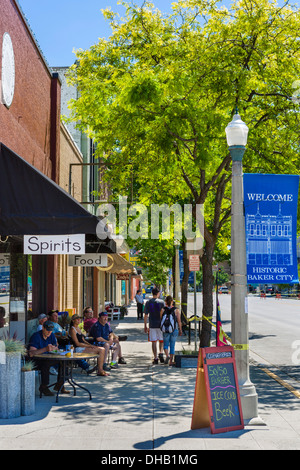 Cafe und Geschäften auf der Main Street in der Innenstadt von Baker, Oregon, USA Stockfoto