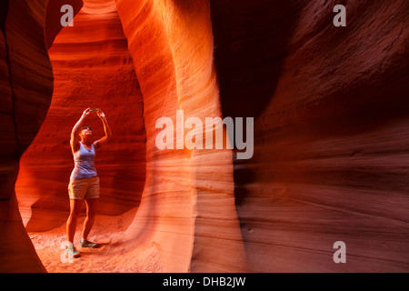 Ein Besucher im Canyon X Slotcanyon, Page, Arizona. (Modell freigegeben) Stockfoto