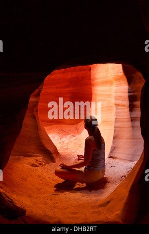 Ein Besucher im Canyon X Slotcanyon, Page, Arizona. (Modell freigegeben) Stockfoto