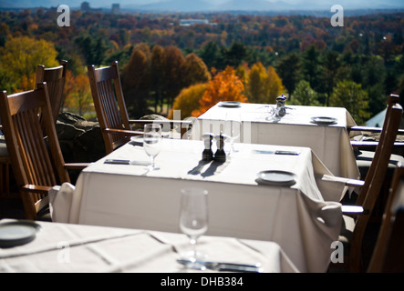 Wohn / Gartentische und Einstellungen an der Grove Park Inn Asheville North Carolina mit Herbstlaub anzeigen Stockfoto