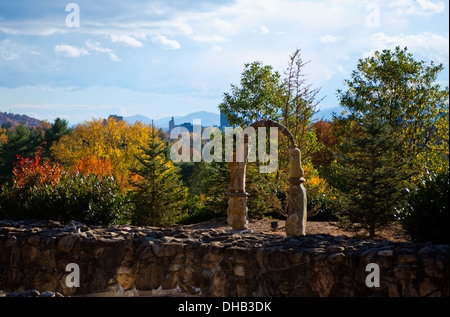 Zen-Skulptur vor dem Kurhaus an der Grove Park Inn Asheville North Carolina mit Herbstfarben Stockfoto