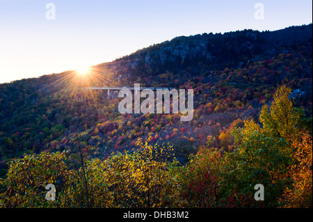 Herbst Sonnenuntergang auf der Blue Ridge Parkway, Linn Cove Viaduct Stockfoto