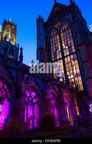 Kirche Dom und Dom-Turm von Utrecht. Dom und Domtoren. St.-Martins Kathedrale. Von der Pandhof Klöster in der Nacht gesehen. Stockfoto