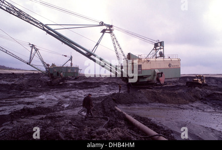 Riesige Schaufeln, Extraktoren, im Inneren der Palmnicken öffnen mir Grube Bernstein an der Ostsee in der Nähe von Yantarny, Russland. Stockfoto