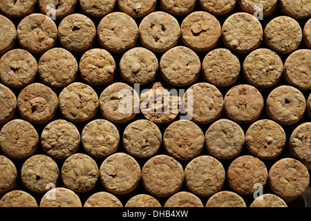 Viele Korken aus verschiedenen Weinflasche Stockfoto