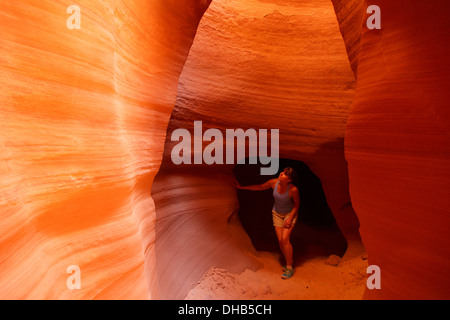 Ein Besucher im Canyon X Slotcanyon, Page, Arizona. (Modell freigegeben) Stockfoto