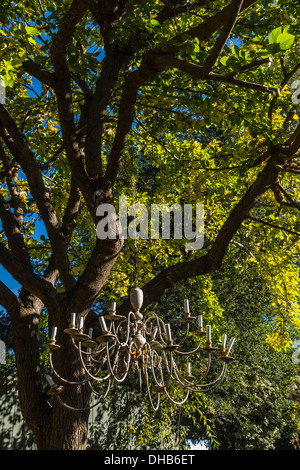Ein Kronleuchter hängt an einer Kette aus Holz in Ojai, Kalifornien. Stockfoto