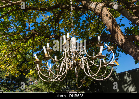 Ein Kronleuchter hängt an einer Kette aus Holz in Ojai, Kalifornien. Stockfoto