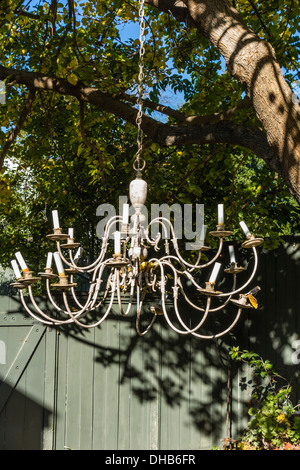 Ein Kronleuchter hängt an einer Kette aus Holz in Ojai, Kalifornien. Stockfoto