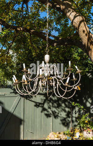 Ein Kronleuchter hängt an einer Kette aus Holz in Ojai, Kalifornien. Stockfoto