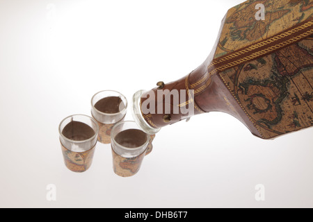 Explorer Schnapsflasche mit Schnapsgläsern isoliert auf einem weißen Hintergrund zum clipping Stockfoto