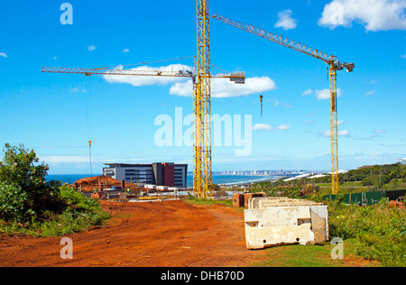 Turmdrehkrane, die auf der Baustelle tätig Stockfoto